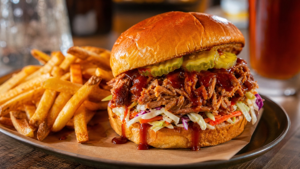 Kanapka z pulled pork, coleslaw i frytki